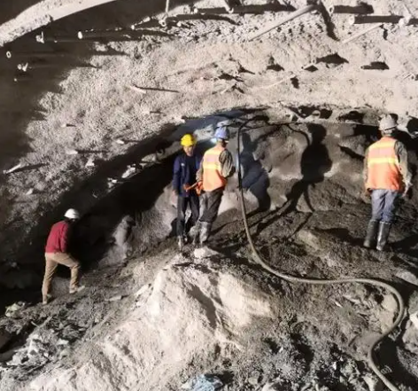 下城拱顶带模注浆料的施工流程及注意事项